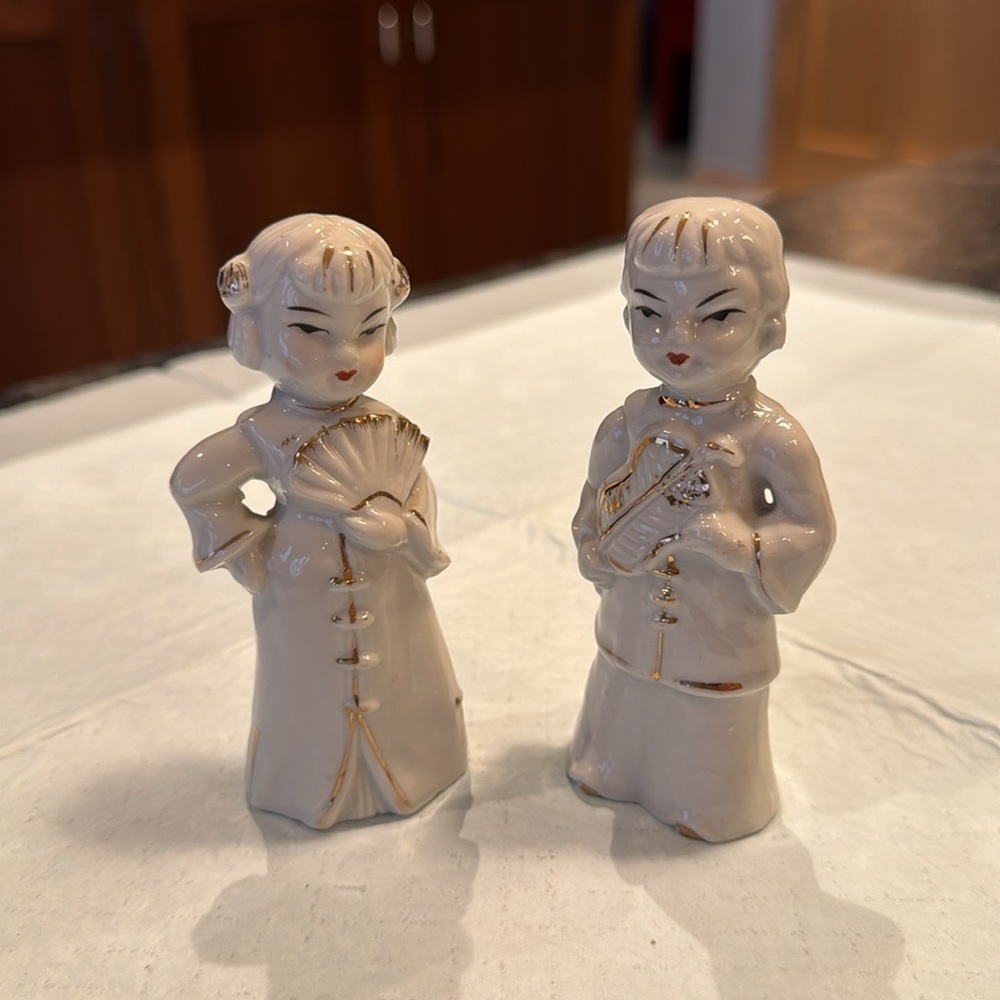 Vintage white porcelain figurines made in Japan - White and Gold